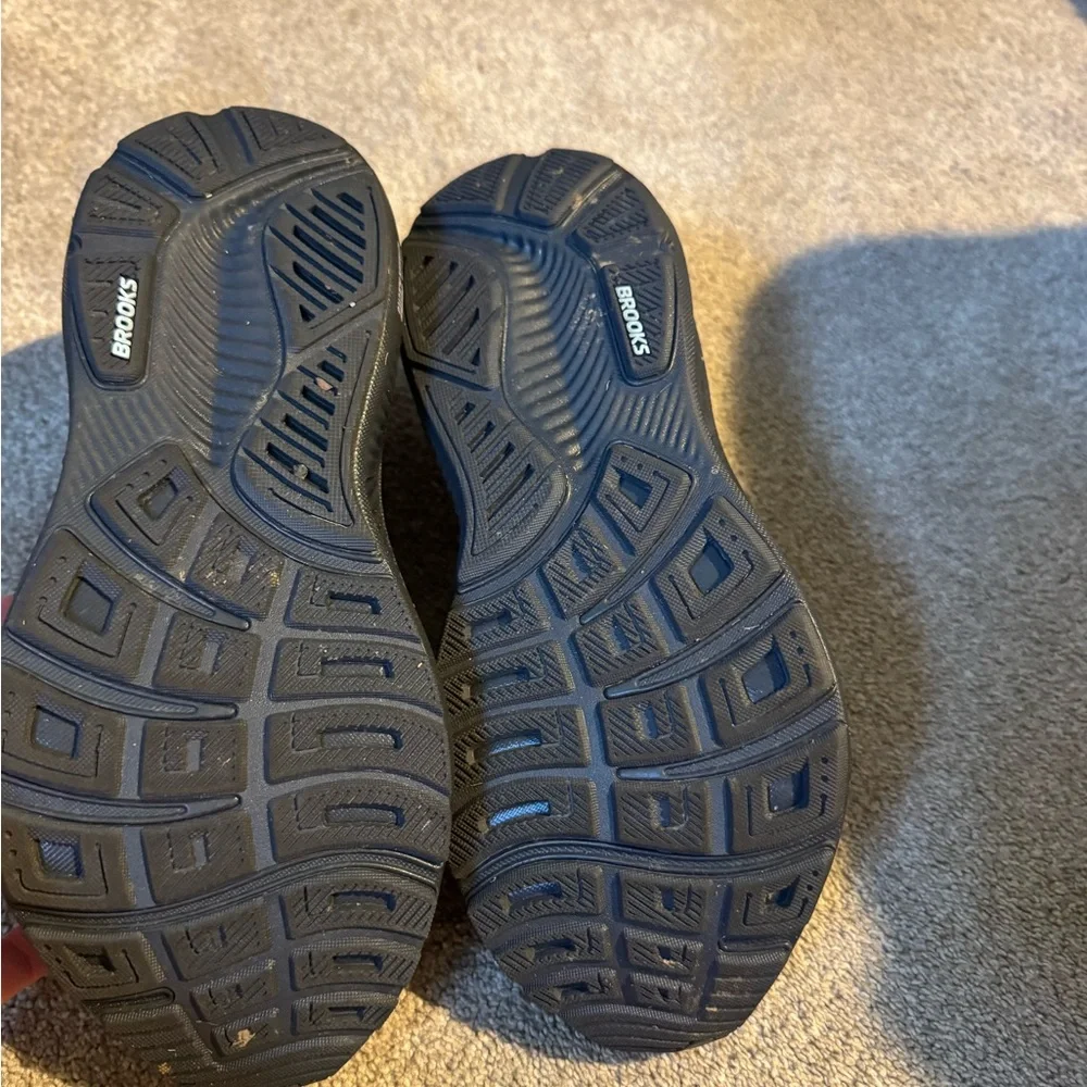 Women’s 8.5 brooks ghost. Wore once for a few minutes.